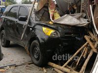 Mobil Camat Tanggulangin Tabrak Rumah Makan