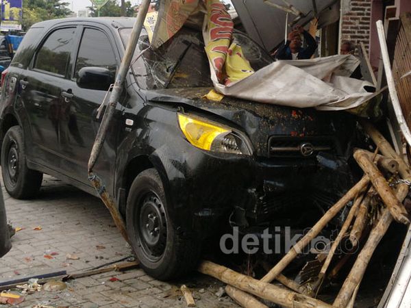 Mobil Camat Tanggulangin Tabrak Rumah Makan