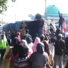 Tagih Gaji dan Janji Menteri BUMN, Karyawan Kertas Leces Blokir Jalan