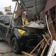 Mobil Dinas Camat Tanggulangin Tabrak Rumah Makan, 1 Orang Luka