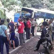 Truk Terguling dan Bus Nyaris Masuk Jurang, Jalur Gumitir Macet 10 Km