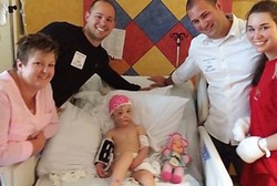 Gagah Berani! Ibu Ini Pukul dan Gigit Anjing yang Sedang Serang Balitanya