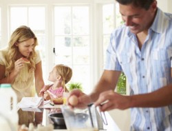 Apa Itu Stay Home Dad atau Bapak Rumah Tangga?