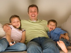 Cara Menepis Stigma Buruk dari Lingkungan Terhadap Bapak Rumah Tangga