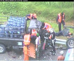 Truk Galon Air Hajar Hino di Tol Jagorawi Km 36 Arah Bogor, Ada Korban Luka