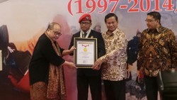 Anak Buah Prabowo Terima Rekor MURI Ucap Takbir di Puncak Everest