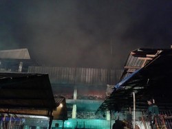20 Jam Terbakar, Api di Pasar Senen Jaya Masih Berkobar