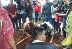 Hujan dan Tangis Sang Ibu Iringi Pemakaman Azwar