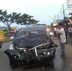Mobil Tabrak Angkot Ngetem di Bogor, 3 Orang Terluka