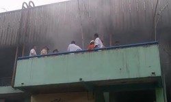 Pedagang Pasar Senen Mengais Sisa Dagangan Mereka dari Lokasi Kebakaran