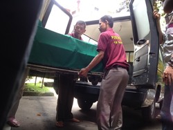 Jenazah Azwar Diberangkatkan ke Rumah Duka