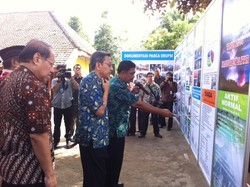 Di Blitar, Boediono Kunjungi Lokasi Rawan Erupsi Gunung Kelud