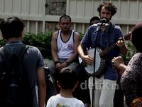 Bule Italia Ngamen di Bundaran HI