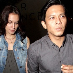 Sstt..Ariel dan Sophia Kepergok Jalan Bareng (Lagi)