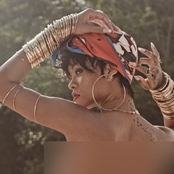 Rihanna Tampil Topless di Majalah Vogue