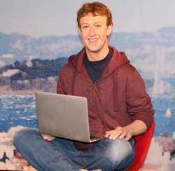 Mark Zuckerberg Diabadikan dalam Patung Lilin
