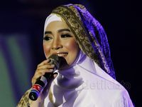 Nuri Maulida Cantik dan Elegan Berbusana Serba Putih