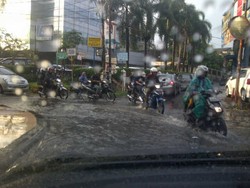 Imbas Hujan Deras, Jalan Siaga di Dekat Pejaten Village Tergenang Air