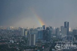 Selepas Hujan Deras, Pelangi Muncul di Langit Jakarta