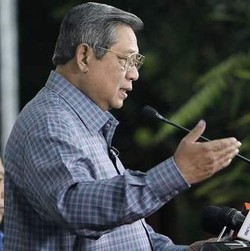 SBY Bersama Buruh Santap Nasi Kotak