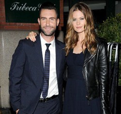 Foto: Adam Levine dan Behati Prinsloo Semakin Mesra Setelah Bertunangan