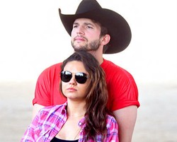 Ashton Kutcher Peluk Perut Hamil Mila Kunis