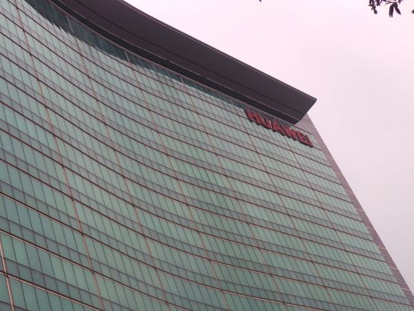 Berkeliling Kampus Huawei yang Megah