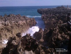 Menikmati Karang Dihempas Ombak di Nusa Dua