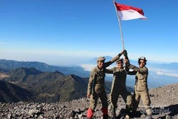 Satpol PP Juga Bisa Mendaki Semeru!