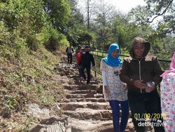 Naik Turun 1.000 Anak Tangga ke Gua Sigolo-golo, Jombang