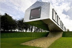 Villa Aneh di Inggris, Setengah Bangunannya Melayang