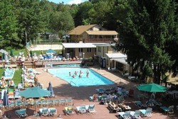 Ikut Festival Bir di Resor Ini, Wajib Telanjang