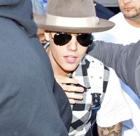 Foto: Ekspresi Senang Justin Bieber Pasca Diinterogasi Pihak Bandara Selama 5 Jam
