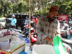 Menyeruput Segarnya Es Doger Bang Bewok di Masjid Dekat Rumah Jokowi