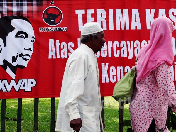 Spanduk Jokowi Mejeng di Pagar Gedung Parlemen