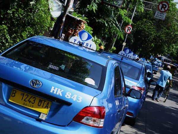 Taksi Parkir Liar di Jalan TB Simatupang