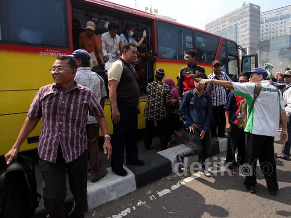 TransJ Terbakar, Penumpang Berhamburan