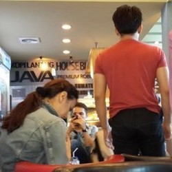 Selalu Mengelak Soal Hubungan, Ini Momen-momen Kemesraan Ariel dan Sophia Mueller