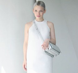 Style Guide: Ivania Carpio, Blogger yang Selalu Tampil dengan Baju Serba Putih