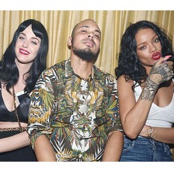 Katy Perry Pakai Bra Hitam Saat Berpesta dengan Rihanna