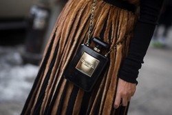 Hot Trend: Tas Bentuk Botol Parfum Chanel No. 5 di Kalangan Fashionista