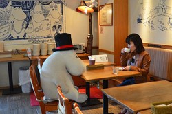Makan Sendirian? di Kafe Ini Ada Boneka yang Bisa Jadi Teman