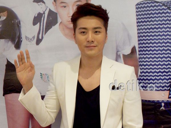 Eru Buka Toko Merchandise di Jakarta