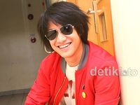 Gaya Keren Kevin Aprilio Berkacamata Hitam