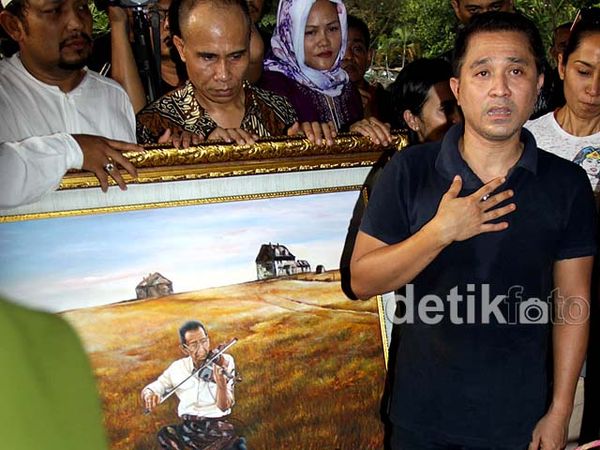 Suasana Duka di Pemakaman Idris Sardi