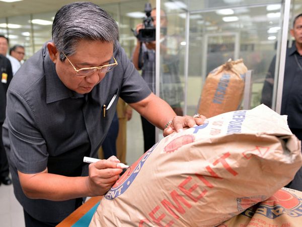 SBY Tinjau Pabrik Semen Indocement