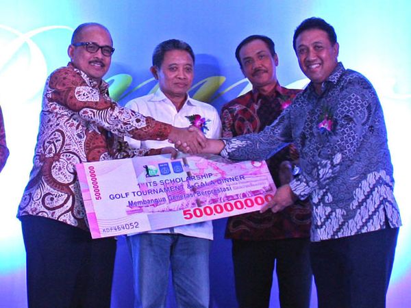 Sumbangan Rp. 500 juta untuk Beasiswa ITS