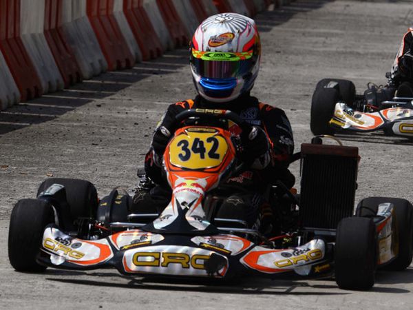 Senna Noor Kibarkan Merah Putih di Malaysia Senna Noor Kibarkan Merah Putih di Malaysia