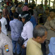 Asosiasi Pedagang Besi Tua Ngelurug Kantor PT Yeoh Tiong Lay di Paiton