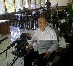 Dada Rosada Divonis 10 Tahun Penjara, Massa Kontra Tinggalkan Pengadilan